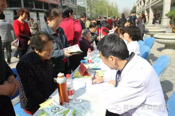 华清园社区卫生服务站为参与西安市“科技之春”宣传月群众提供义诊服务