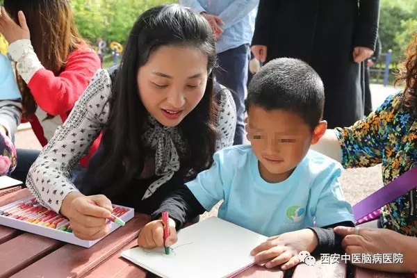 西安中医脑病医院特殊儿童参加爱心公益植树活动