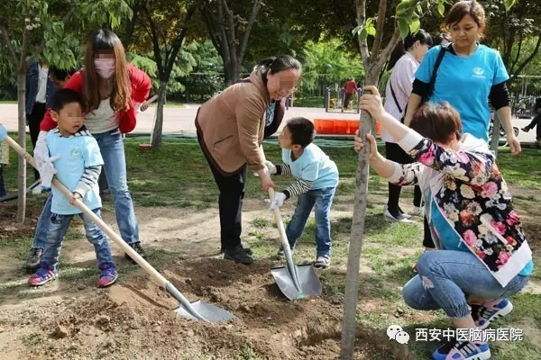 西安中医脑病医院特殊儿童参加爱心公益植树活动