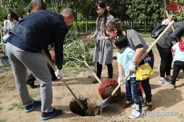 西安中医脑病医院特殊儿童参加爱心公益植树活动