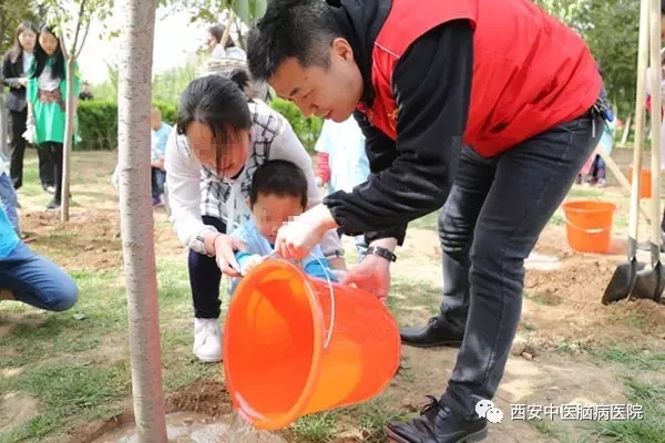 西安中医脑病医院特殊儿童参加爱心公益植树活动