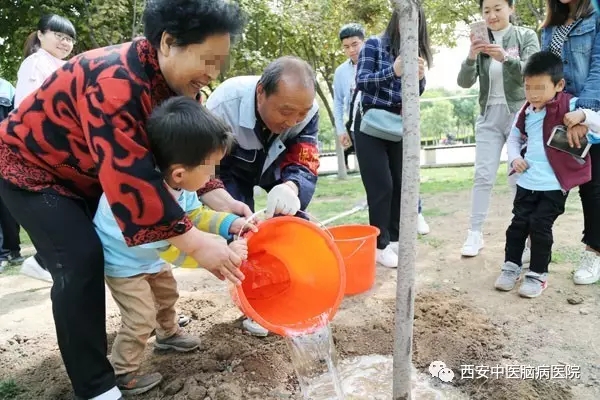 西安中医脑病医院特殊儿童参加爱心公益植树活动