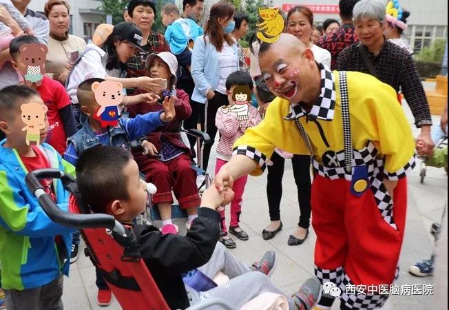 中国滑稽小丑军团带着“春晚”明星大熊猫来西安中医脑病医院啦