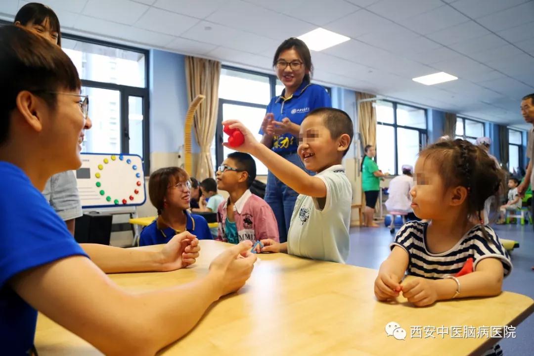 西安交通大学唐仲英爱心社志愿者牵手西安中医脑病医院特殊宝宝欢度周末