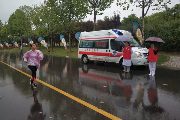 西安中医脑病医院雨中守护世博园千人乐跑赛