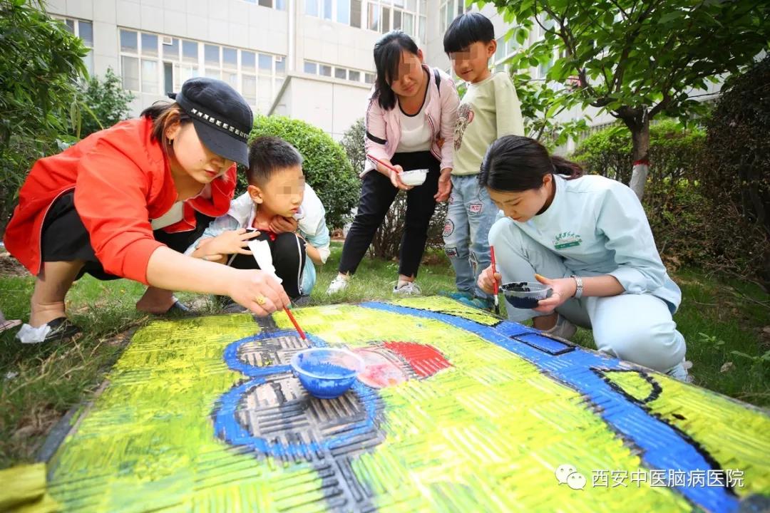 为井盖化妆！世界地球日，脑病医院孤独症儿童变身“小画家”