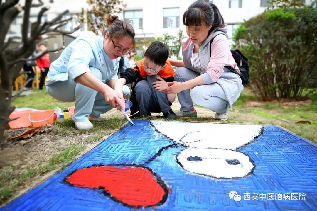 为井盖化妆！世界地球日，脑病医院孤独症儿童变身“小画家”