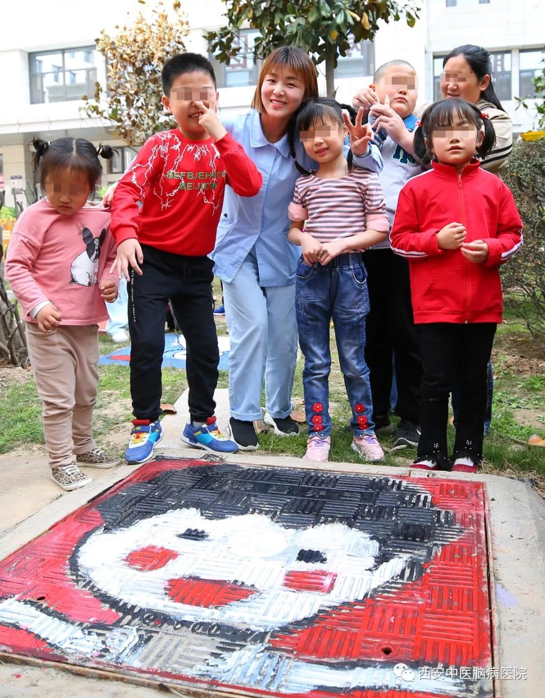 为井盖化妆！世界地球日，脑病医院孤独症儿童变身“小画家”