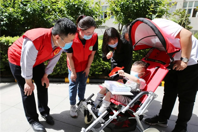 全国助残日第②站丨 西安中医脑病医院残障儿童坐上新轮椅  收获希望心愿