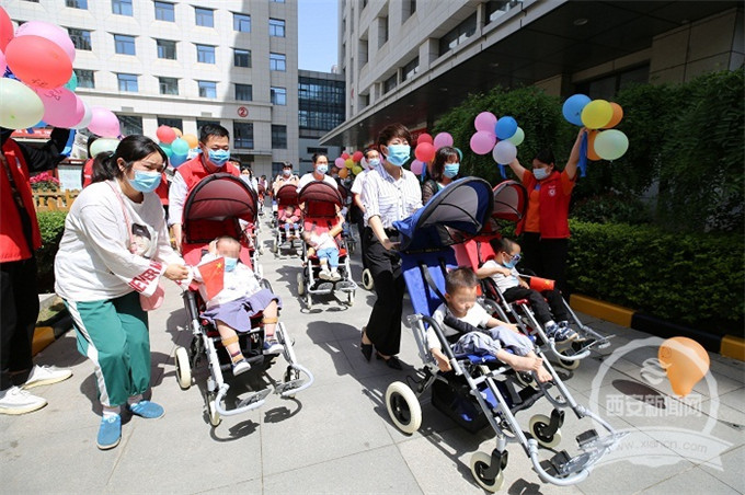 【西安日报】坐上新轮椅穿过“心愿路”   残障儿童关爱行动在我市全面展开