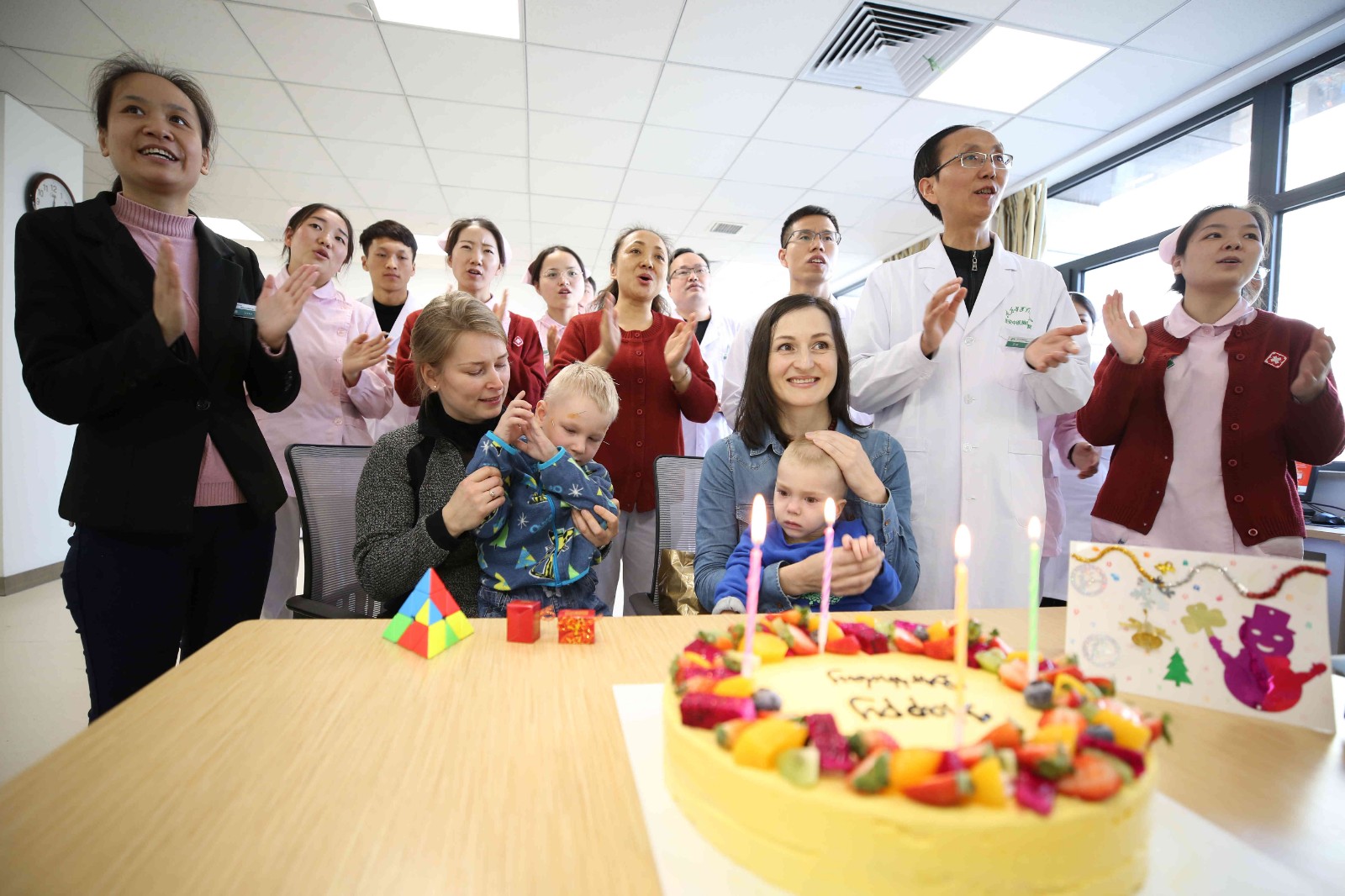 A Russian little patient and the doctor in Xi’an eat longevity noodles to celebrate both birthday