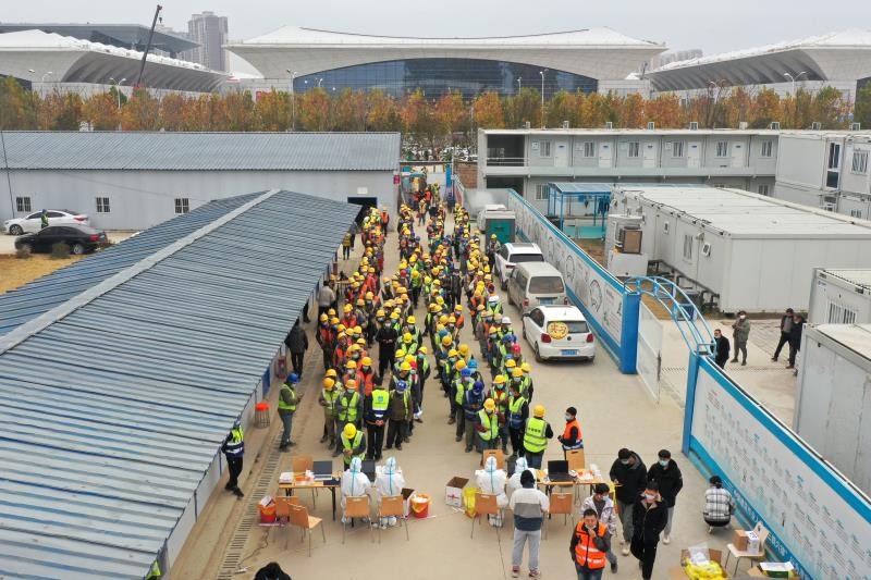 【医师网】紧急接令、即刻响应、火速前往 西安医护人员连日“转场”开展核酸采集工作.